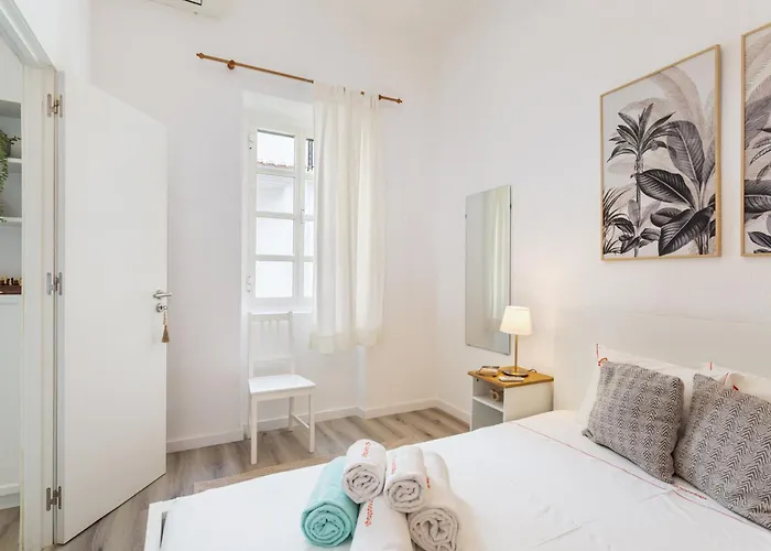 Tavira Apartment, By Hopstays