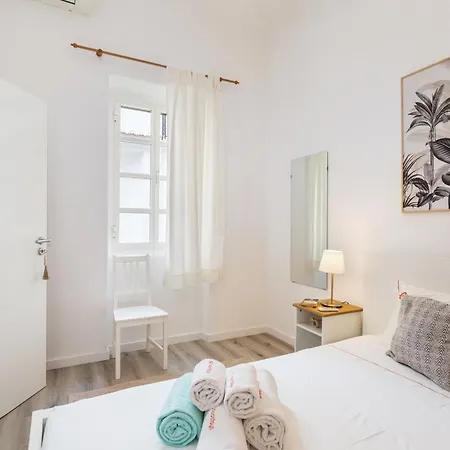 Tavira Apartment, By Hopstays